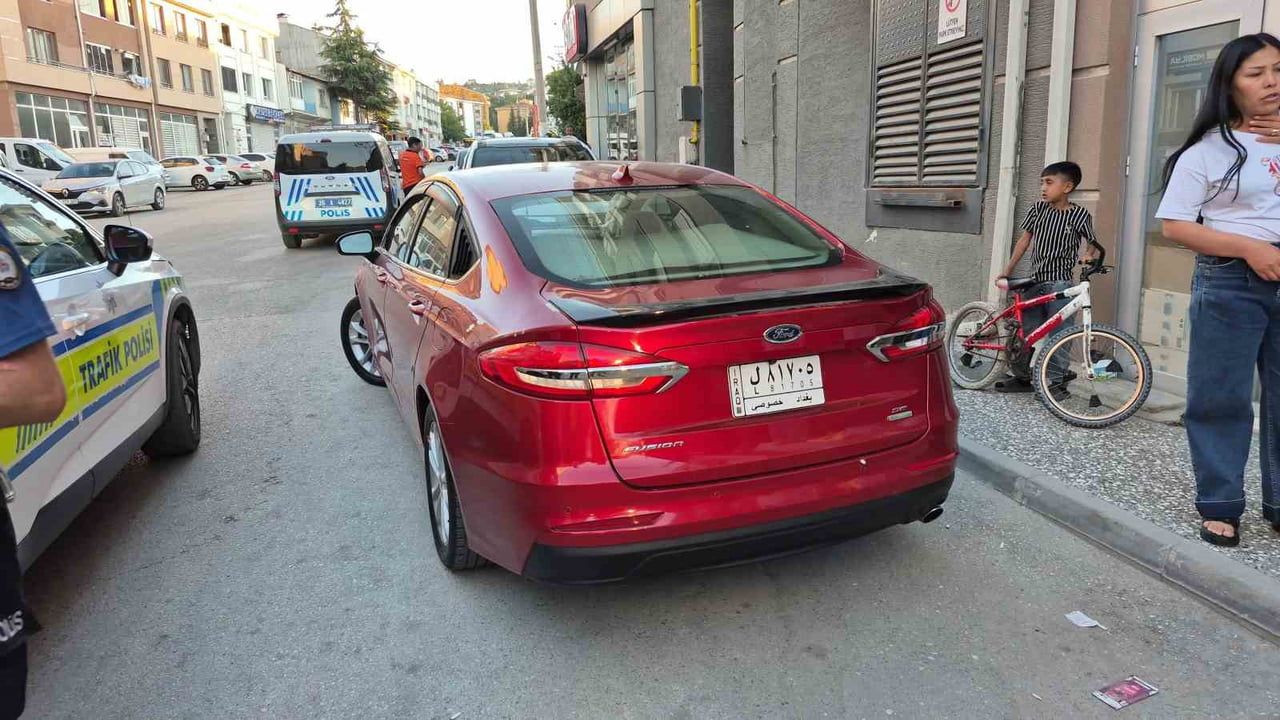 Eskişehir'de bisikletli çocuk aniden yola çıkarak otomobilin aynasına çarptı