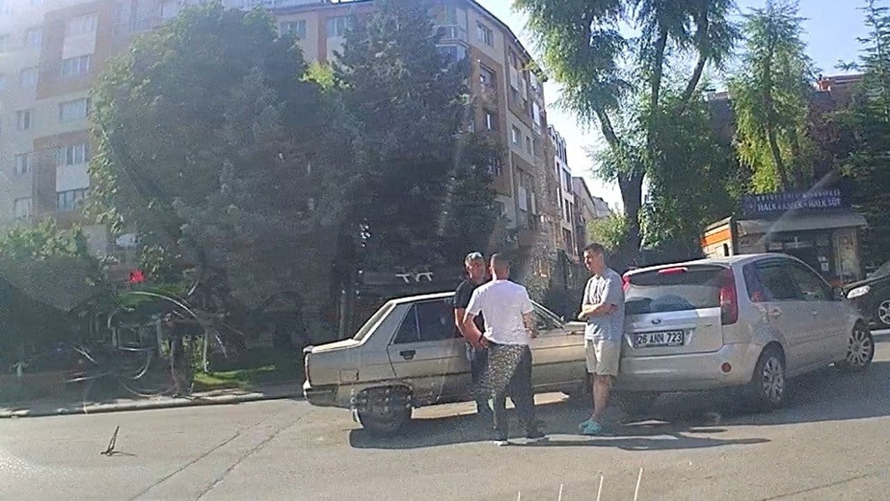 Eskişehir'de çarpışma: sokaktan çıkan otomobil maddi hasara yol açtı
