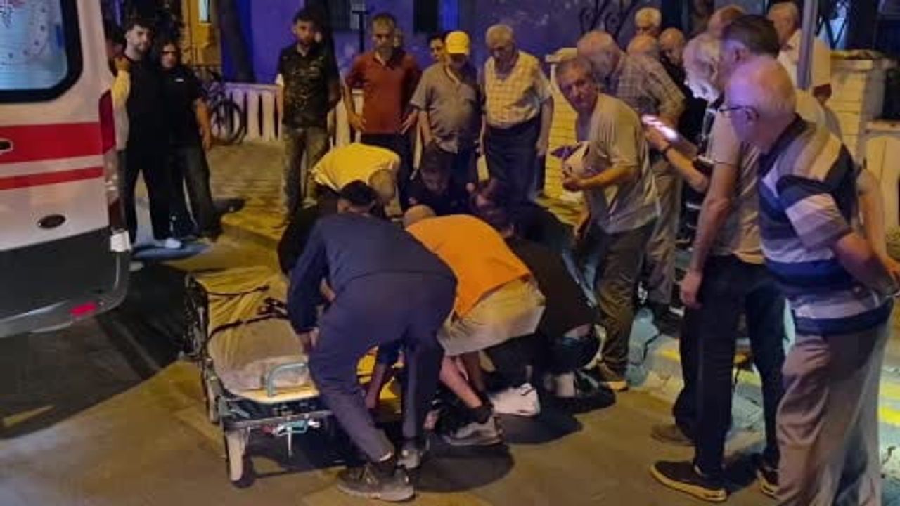 Eskişehir'de ezan öncesi cami önünde motosikletin çarptığı yaşlı adam yaralandı