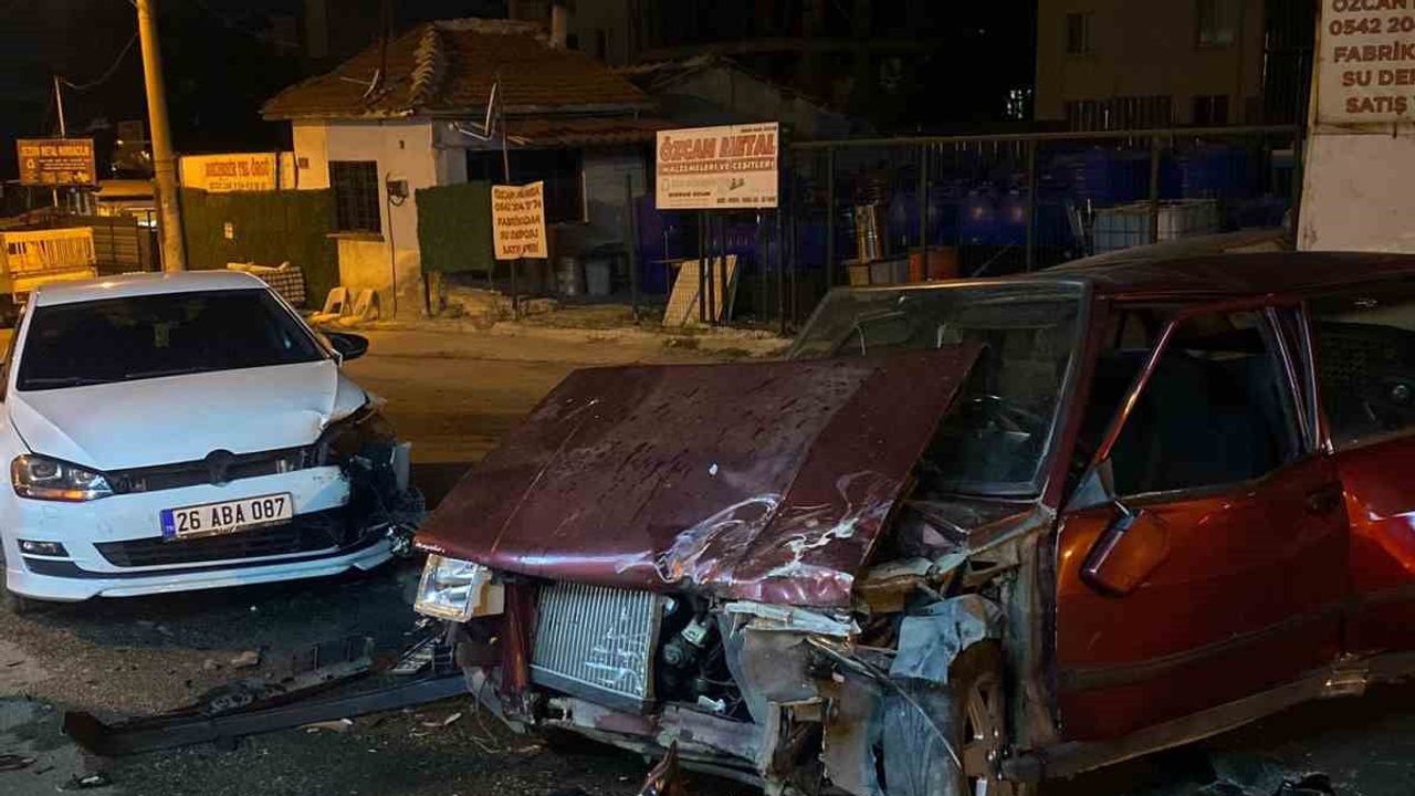 Eskişehir'de gece yarısı bulvarda iki otomobil çarpışması maddi hasara yol açtı