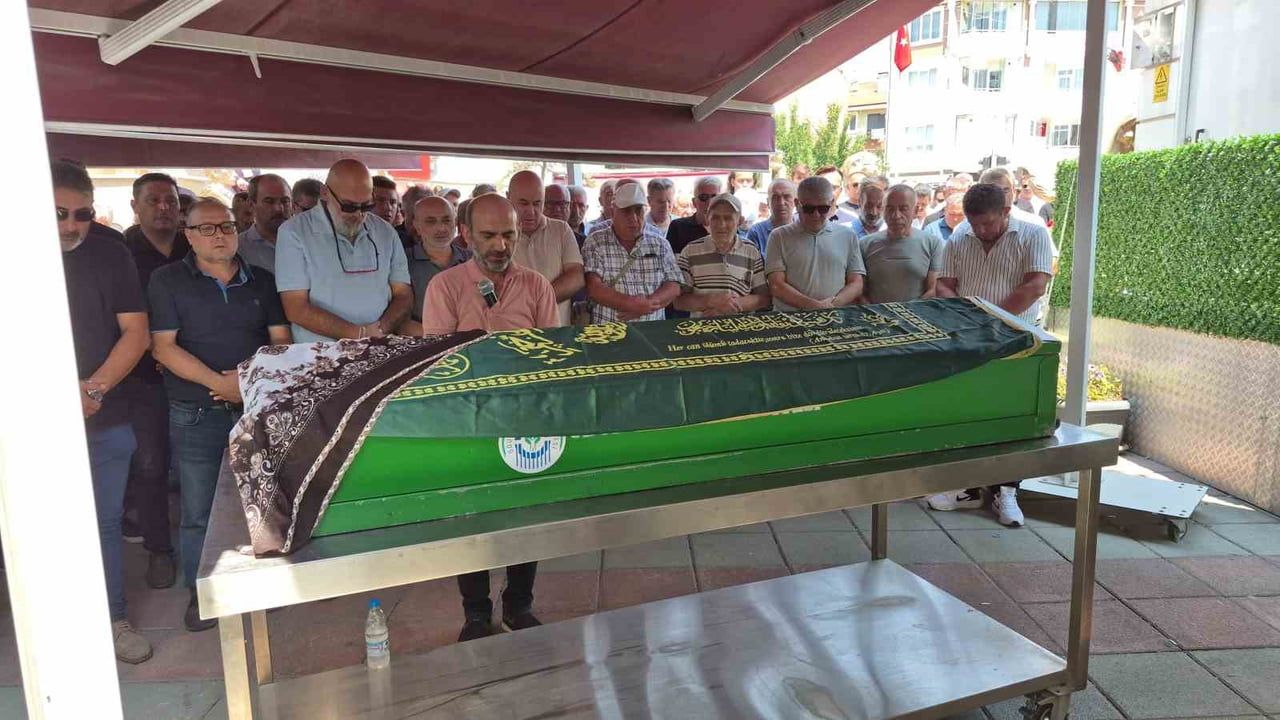 Eskişehir'de hurdaya dönen otomobilde yaşamını yitiren kadın uğurlandı