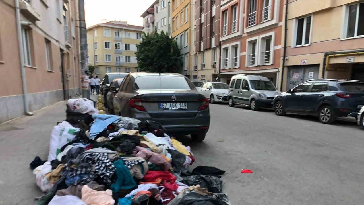 Eskişehir'de kaldırımı dolduran giysi yığını yaya akışını sekteye uğrattı