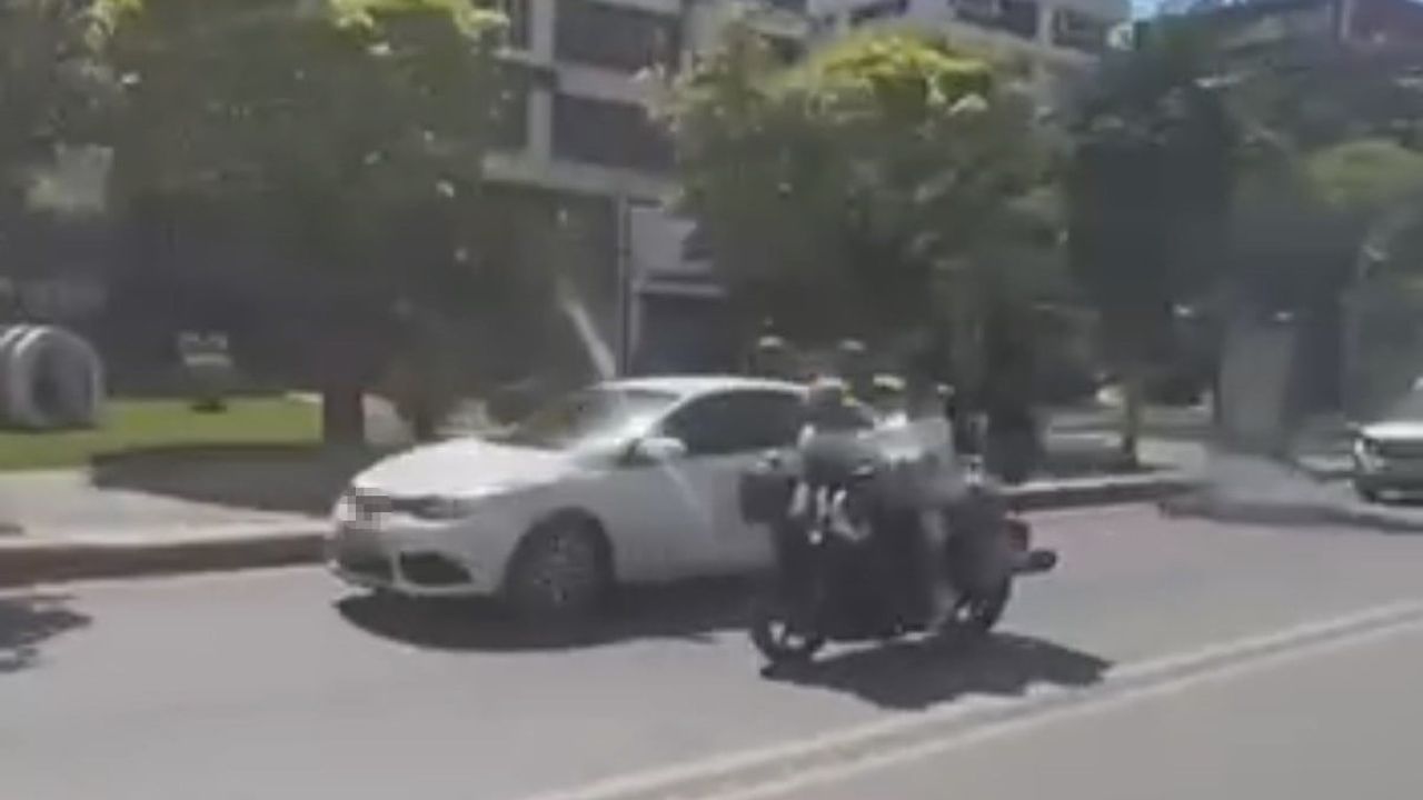 Eskişehir'de kasksız yolculukta tehlikeli anlar: depoya ters oturan genç kamerada