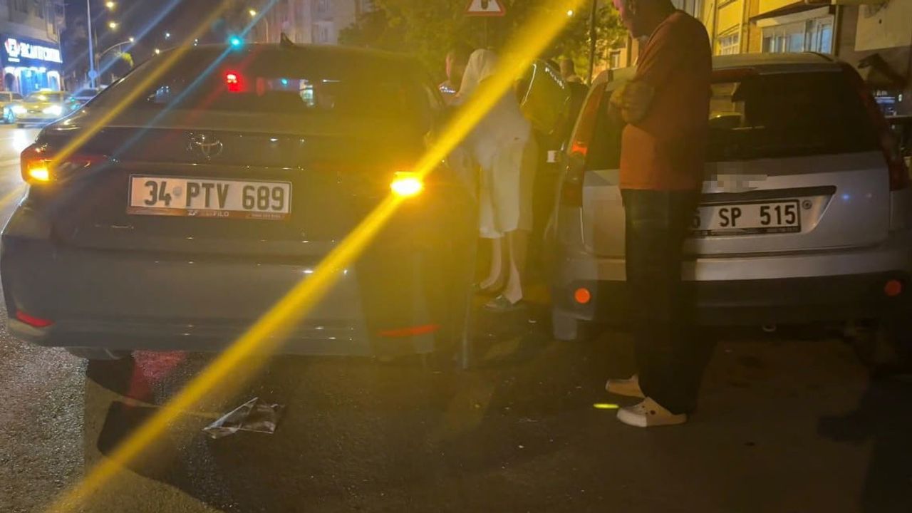 Eskişehir'de kontrolünü kaybeden sürücünün aracı park halindeki üç araca çarptı