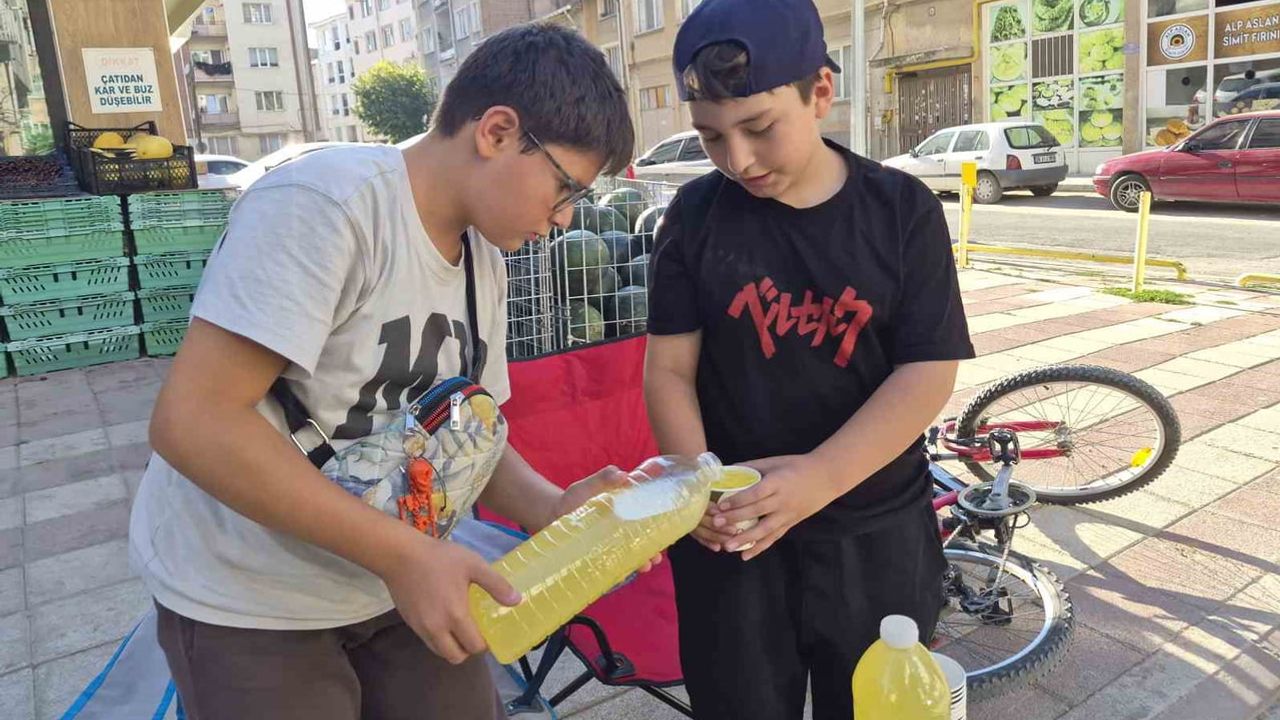 Eskişehir'de limonata tezgâhı: iki arkadaşın okul harçlığı macerası