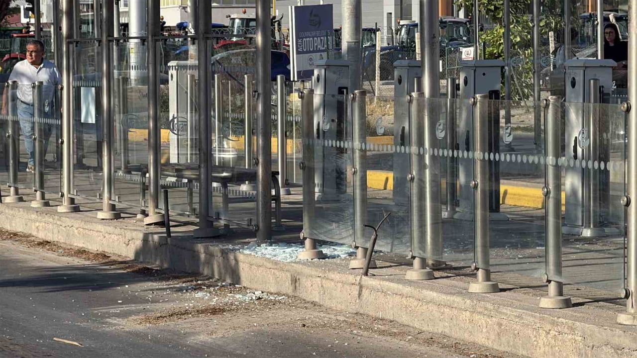 Eskişehir'de motosiklet tramvay durağına çarptı, sürücü hastaneye kaldırıldı