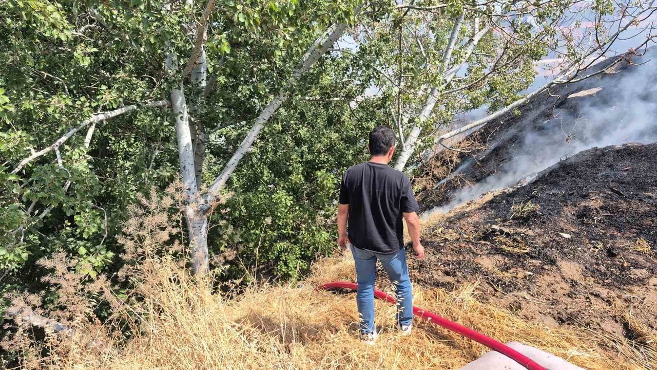 Eskişehir'de okul ve sağlık ocağına yakın otluk alandaki yangın itfaiyece kontrol altına alındı