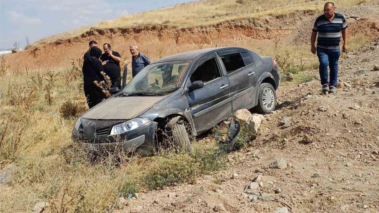 Eskişehir'de savrulan otomobil bulvar kenarındaki toprak alana girerek durdu