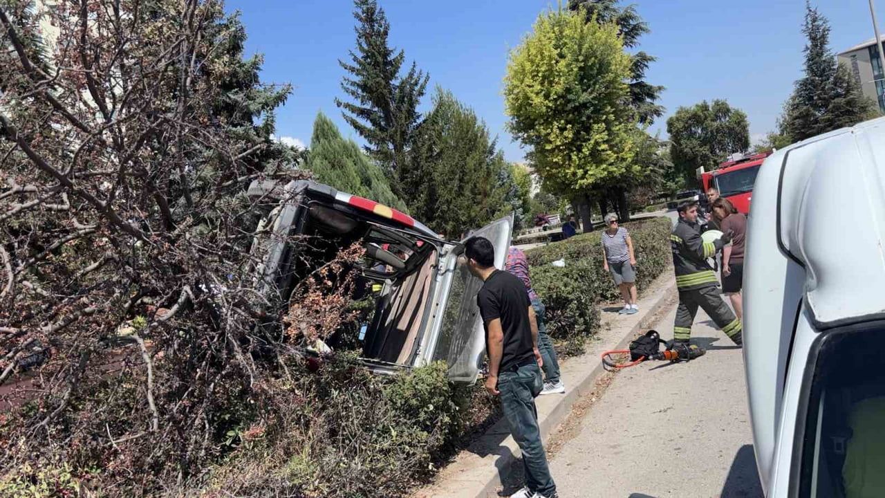Eskişehir’de ticari araç ağacı devirip takla attı, sürücü sıkıştı