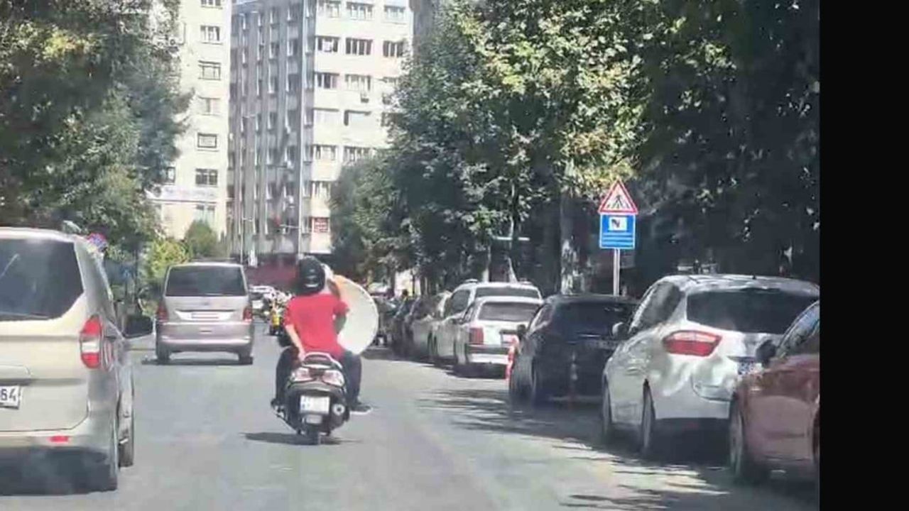Eskişehir'de trafikte tehlikeli anlar: motosiklette çanak anten taşındı