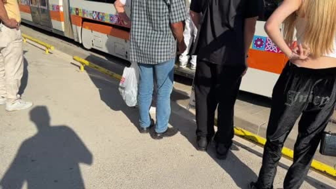 Eskişehir'de tramvayla çarpışma: çevredekiler vatmanın kasten çarptığını öne sürdü