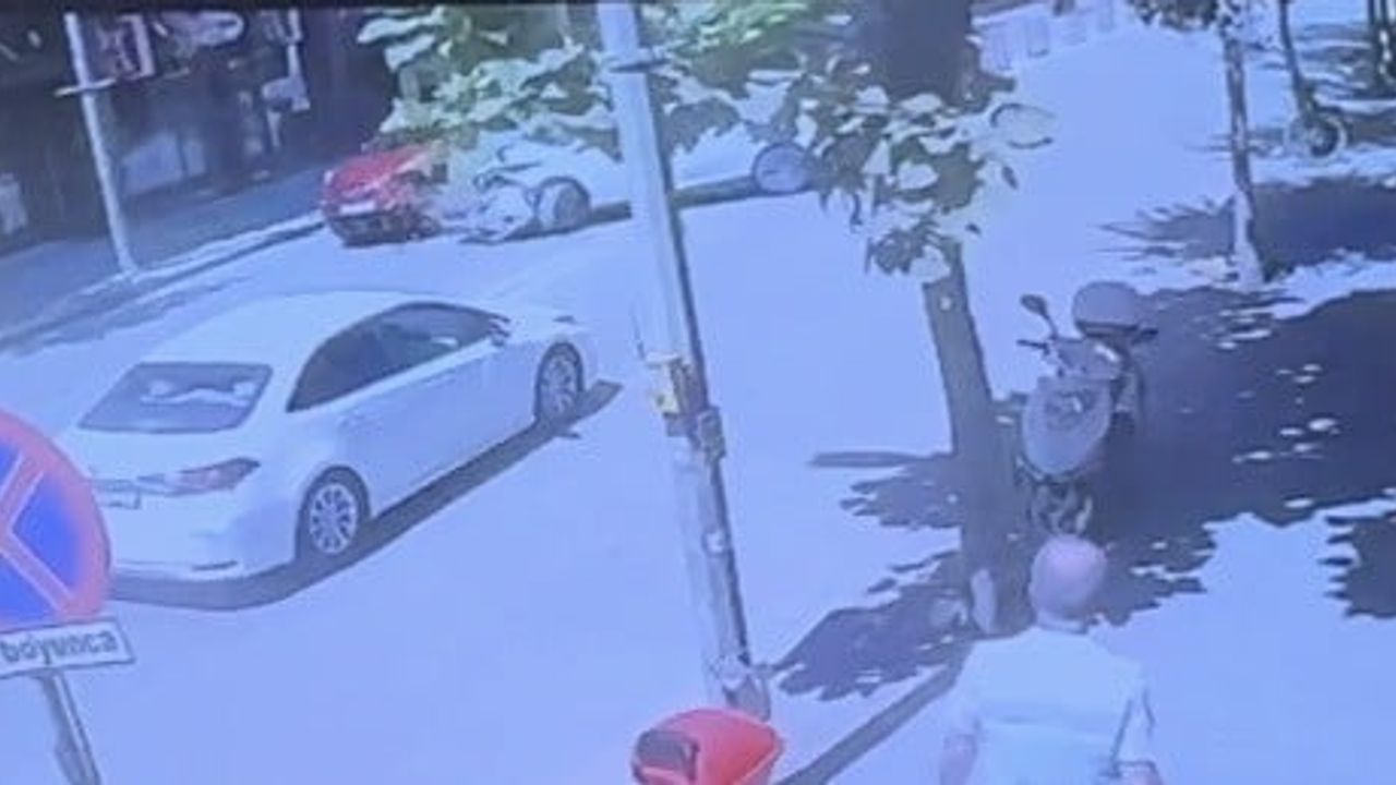 Eskişehir'de u dönüşü yapan aracın çarpma anı güvenlik kamerasında