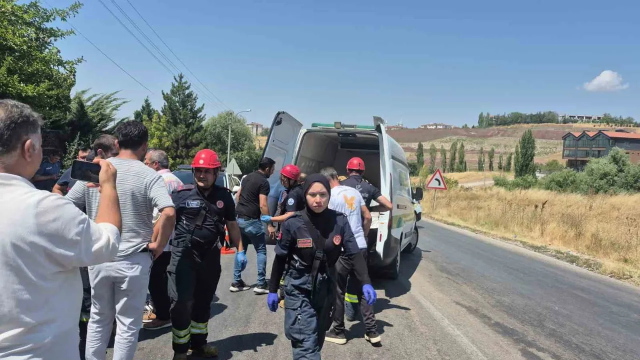 Eskişehir'de üç araçlı kazada hurdaya dönen otomobilden çıkarılan kadın hayatını kaybetti