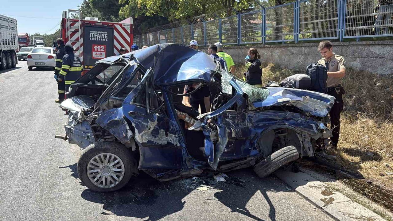 Eskişehir'de Zümrüt Caddesi'nde zincirleme çarpışmada bir kişi öldü, bir kişi ağır yaralandı