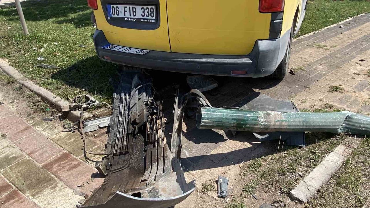 Eskişehir Gültepe bulvarı'nda iki araç çarpıştı: sürücüler hastaneye kaldırıldı