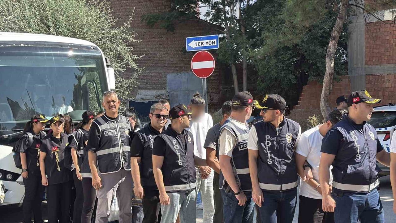 Eskişehir merkezli sahte iletişim şebekesi çökertildi: 90 şüpheli adliyeye sevk edildi