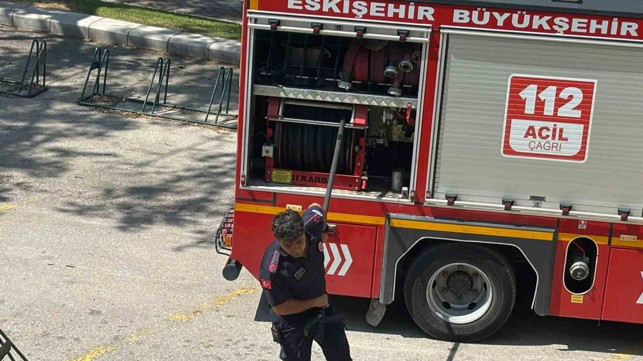 Eskişehir Odunpazarı mezarlığında kuru ot yangını kabirlere zarar verdi