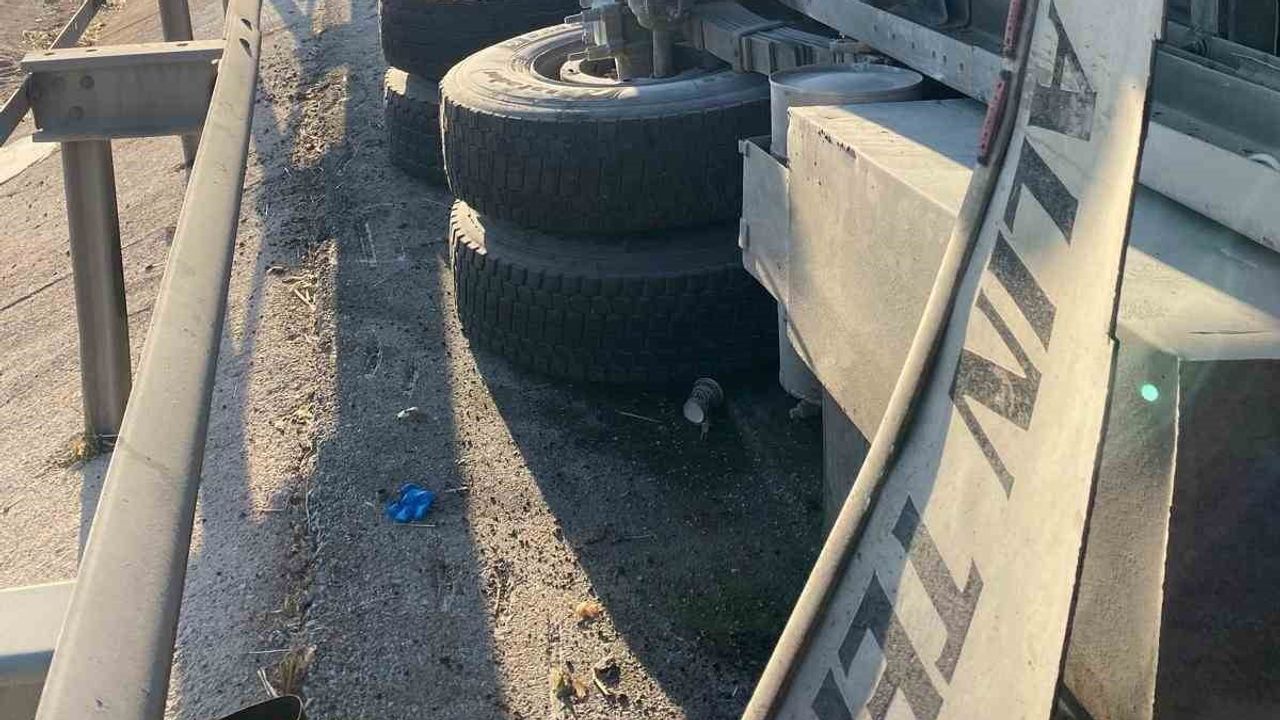 Eskişehir-Sivrihisar yolunda soğan seli: kamyon devrildi, 2 yaralı