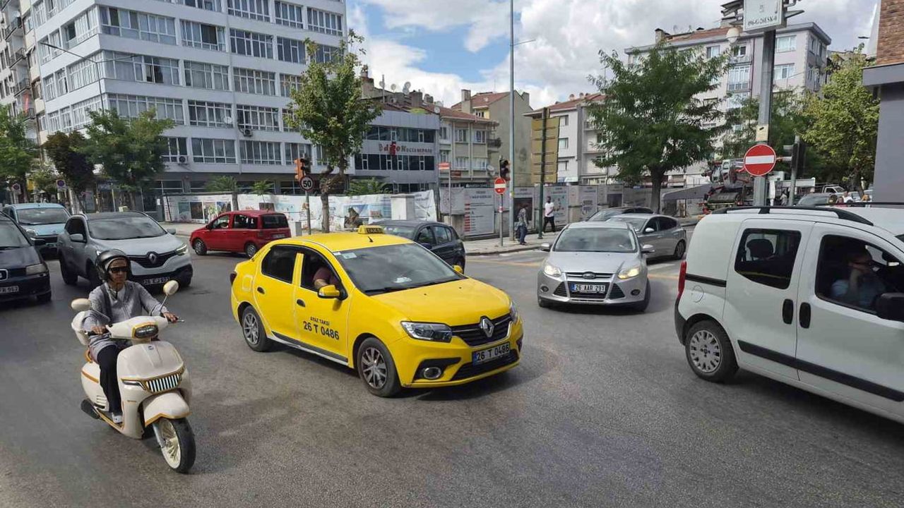 Eskişehir sokaklarında elektrik arızası trafik ve yaya akışını sekteye uğrattı