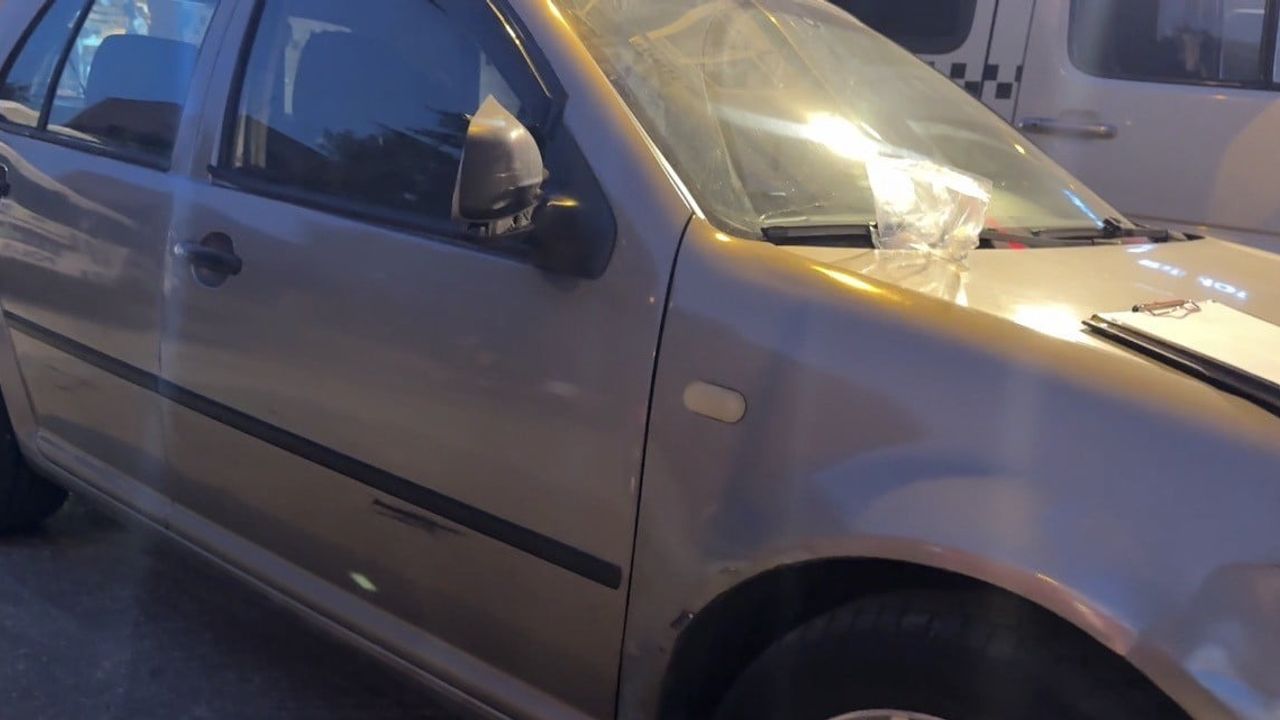 Eskişehir sokaklarında kaçış anı: park halindeki aracın aynasını kırıp kayboldu