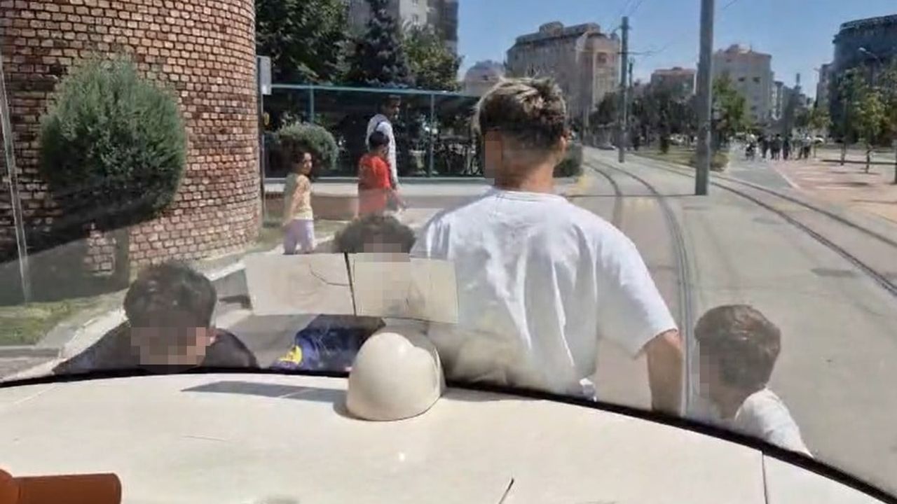Eskişehir Tepebaşı'nda tramvay arkasına tutunan çocukların tehlikeli yolculuğu