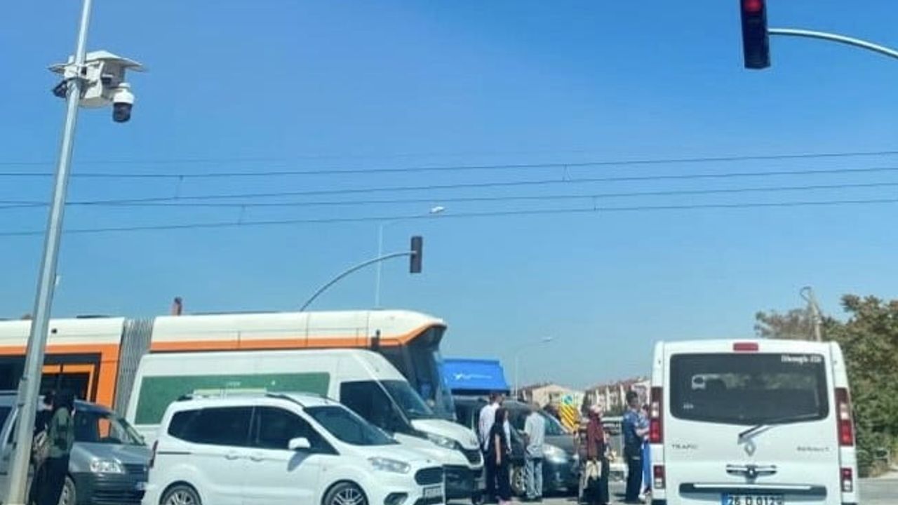 Eskişehir Tepebaşı'nda tramvay çarpışması seferleri geçici olarak aksattı