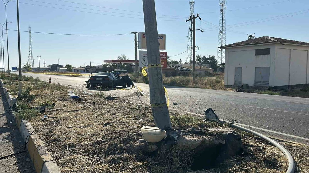 Eşmekaya’da refüje çarpan otomobilde iki kişi hayatını kaybetti, iki kişi ağır yaralandı