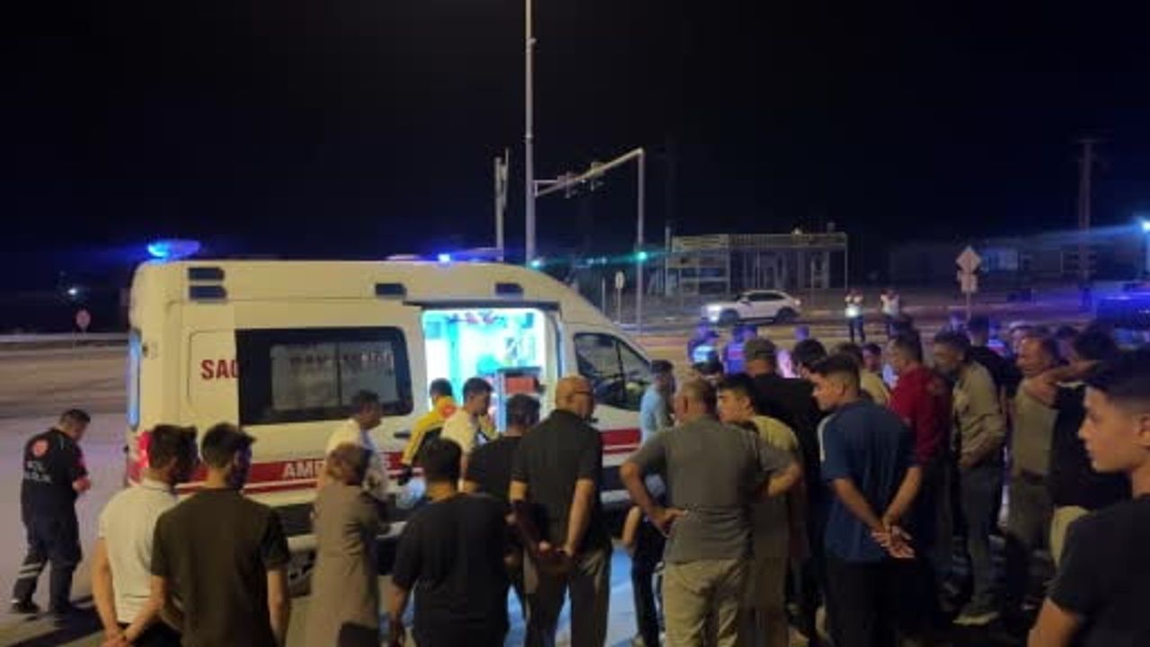 Eşmekaya kavşağında ışıkta çarpışma: iki çocuk ağır yaralandı