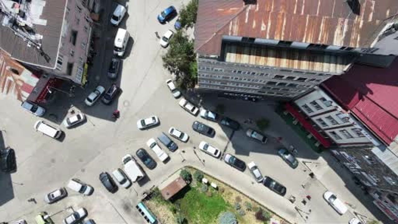Esnaf kendi çözümünü astı: ters yön tabelası sorunu gideremedi