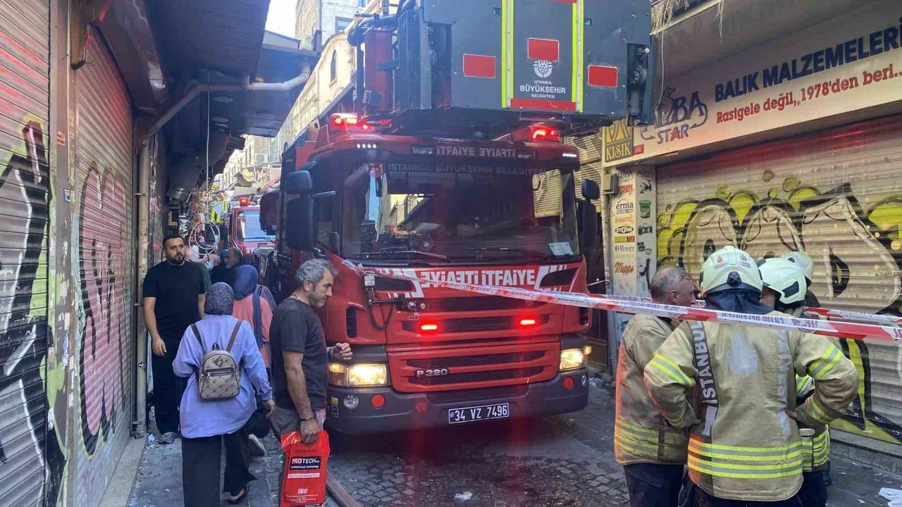 Esnafın yardımı Eminönü'nde dumandan etkilenen itfaiye erlerine destek oldu
