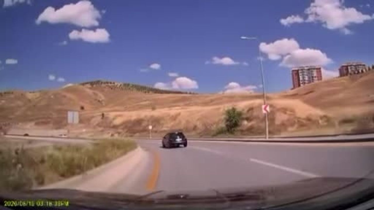 Etimesgut'ta virajı kaçıran araç refüje çıktı, arkadan gelen sürücü son anda durdu