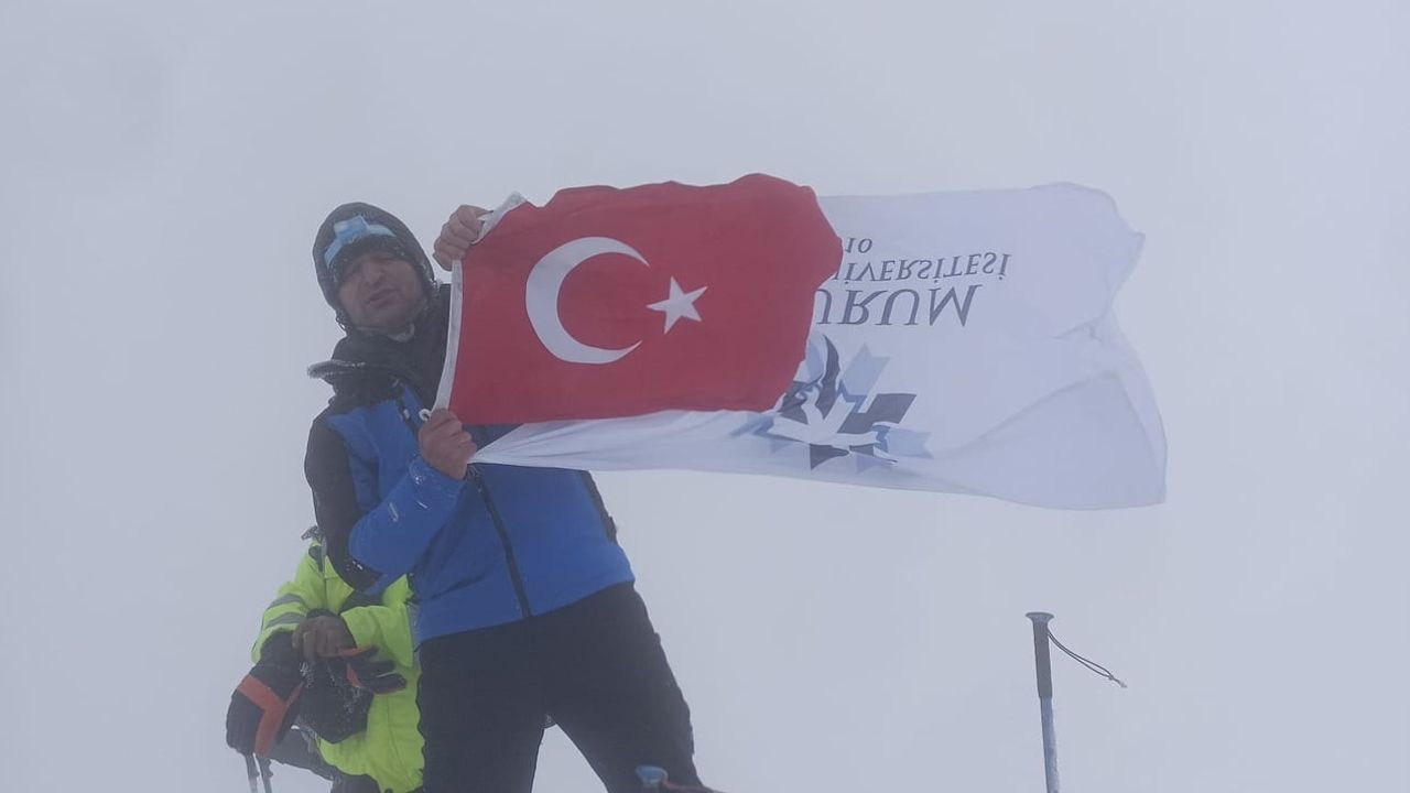 Etü'nün bayrağı Türkiye'nin en yüksek noktasında dalgalandı