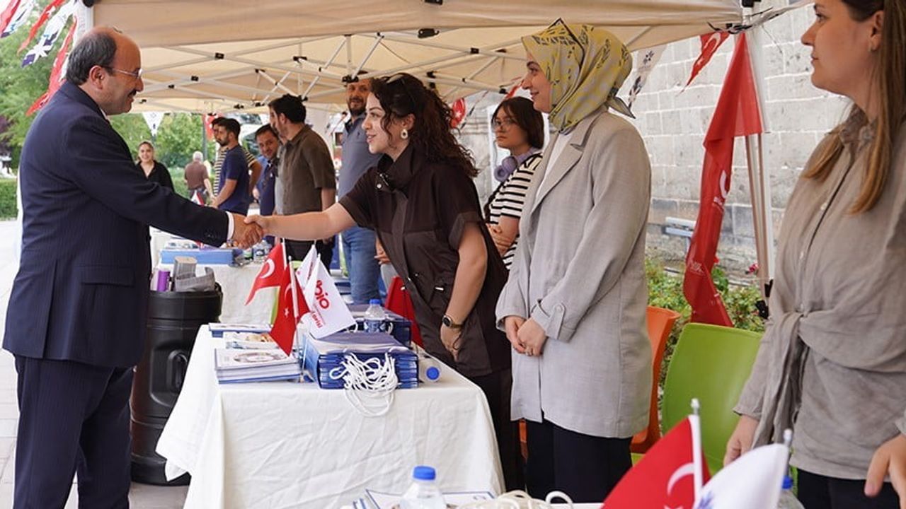 Etü, tercih yolculuğunda adayların yanında