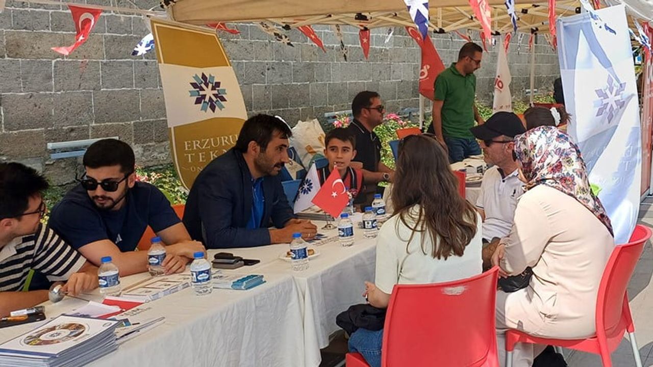 Etü yakutiye kent meydanı'nda tercih günleriyle aday öğrencilere rehberlik ediyor