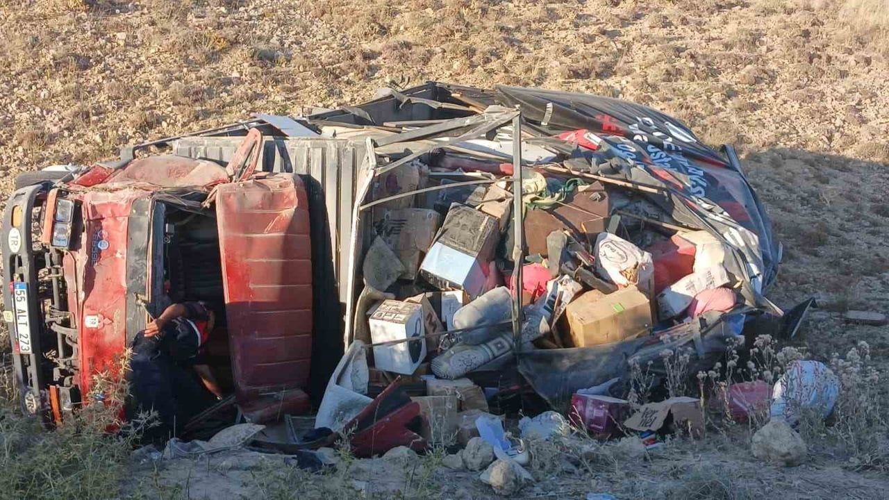 Ev eşyası yüklü kamyon Gürün'de şarampole devrildi