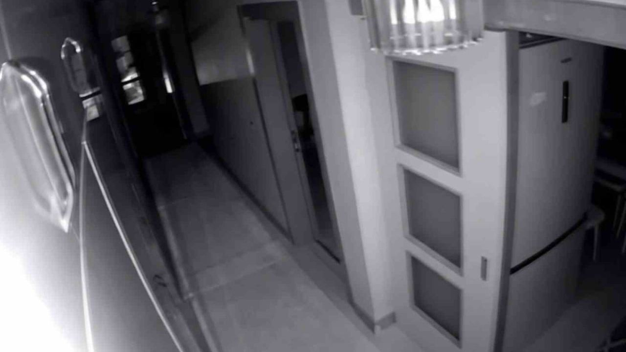 Ev güvenlik kamerası 4.5'lik depremin sarsıntısını kaydetti