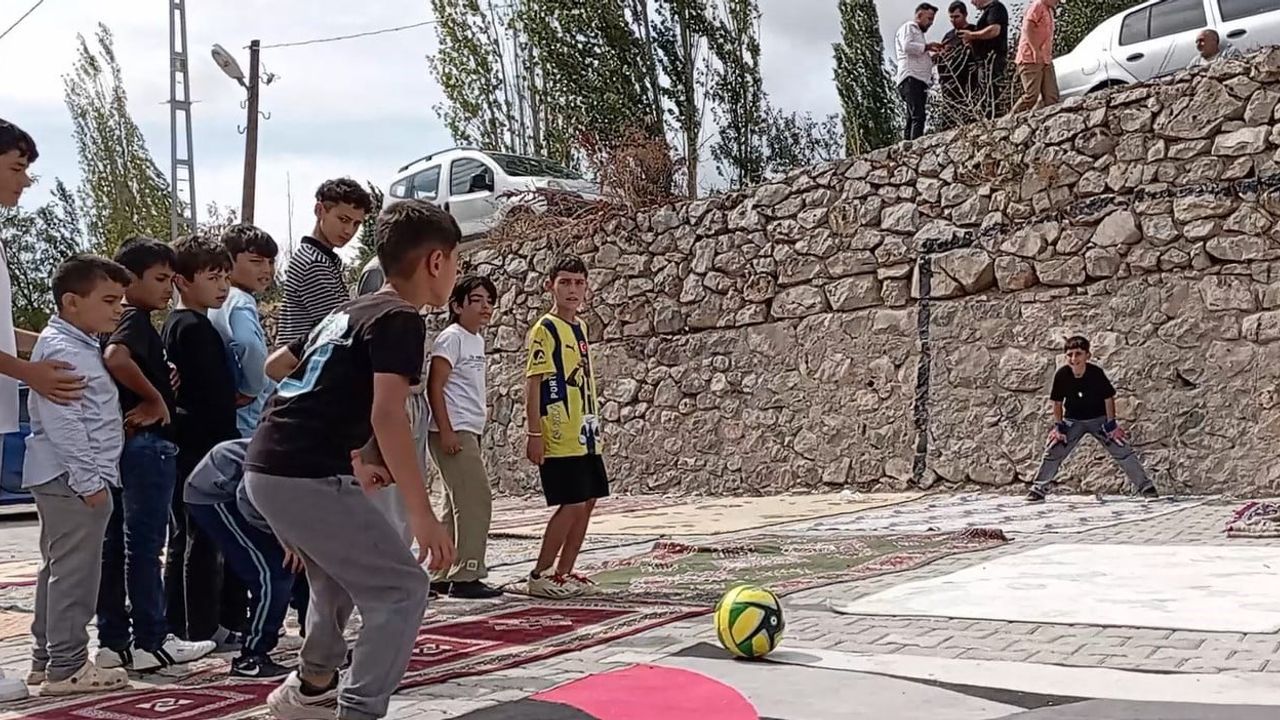 Ev halıları sahaya dönüştü, Sulusaraylı çocuklar kendi maçlarını kurdu