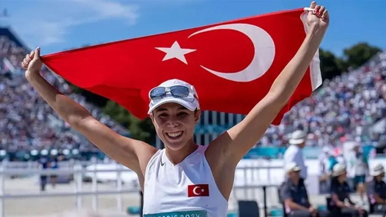 Ev sahibi İstanbul'da şampiyonluk: İlke Özyüksel Mihrioğlu'nu Bakan Bak tebrik etti