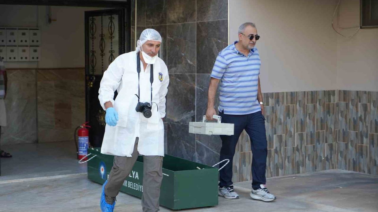 Evde ölü bulunan anne ve kızı Adli Tıp Kurumu'na gönderildi