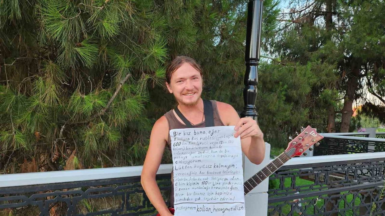 Evlilik koşulunu gerçekleştirmek için Türkiye'yi gitarıyla gezen Rus