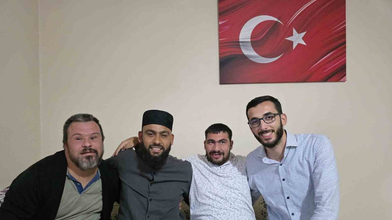 Ezanla kurulan dostluk: down sendromlu Savaş ile fenomen Celal Karature'nin Feke buluşması