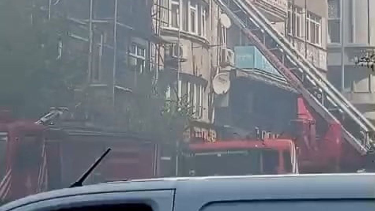 Fatih'te dönüşüm kapsamındaki binada kaynak kıvılcımları yangın başlattı, itfaiye söndürdü