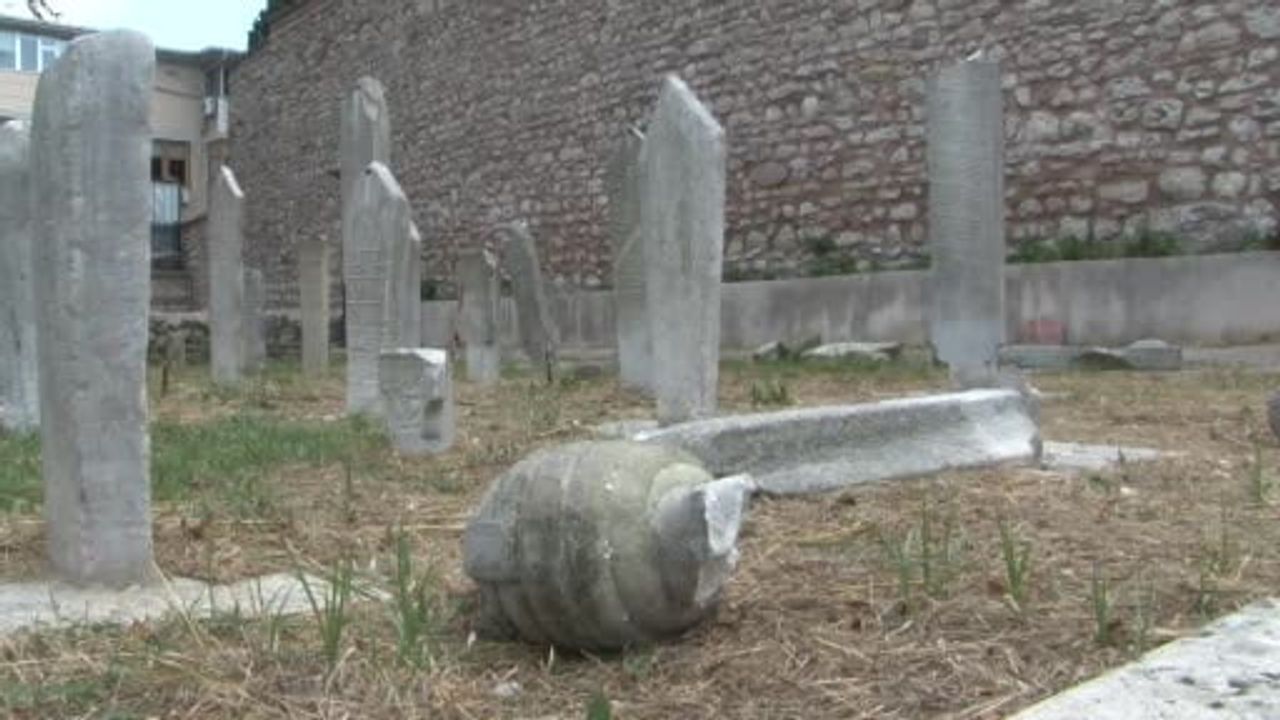Fatih'te Haydarhane haziresinde mezar taşlarına saldırı: 7 mezar tahrip edildi