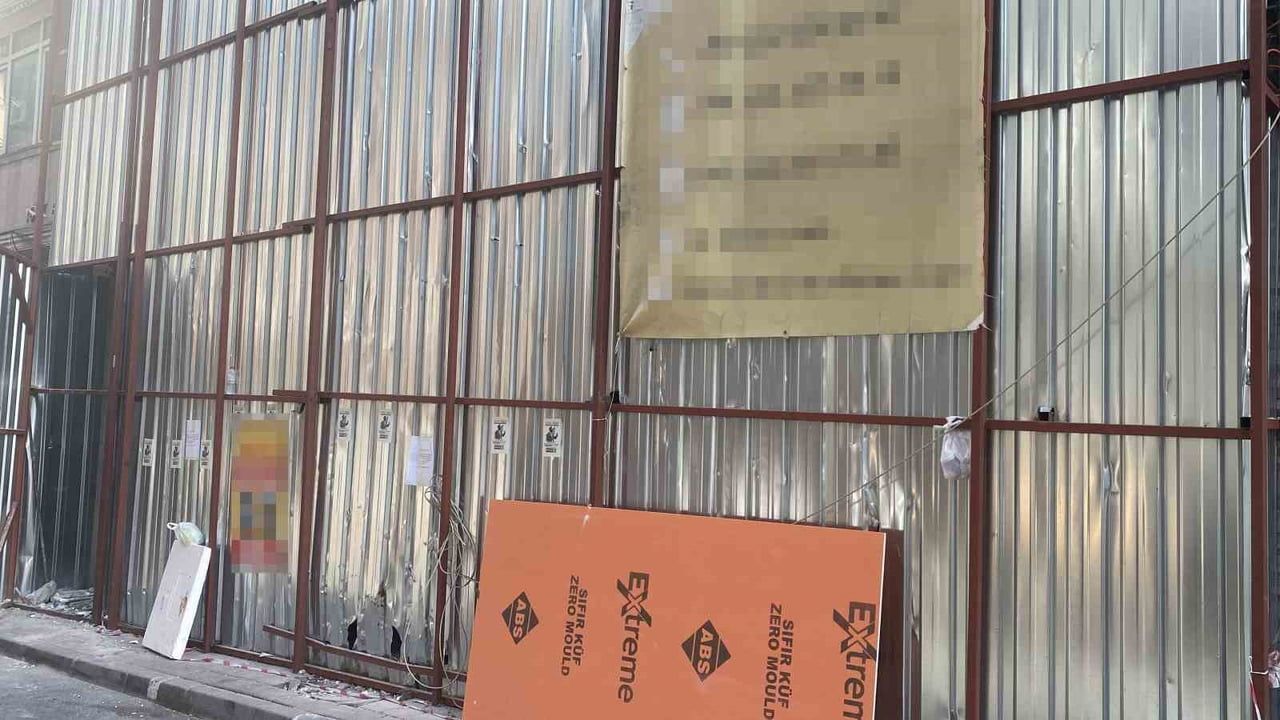 Fatih'te kentsel dönüşüm yıkımında çökme: iş makinesi merdiven boşluğuna düşerken 2 yaralı