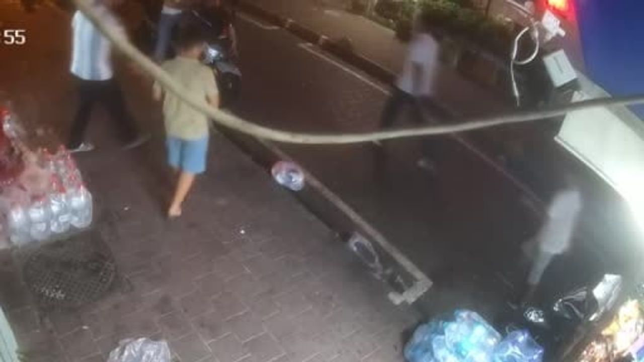 Fatih'te midye satışı tartışması büyüdü: kavgayı ayırmaya çalışan kadın yaralandı