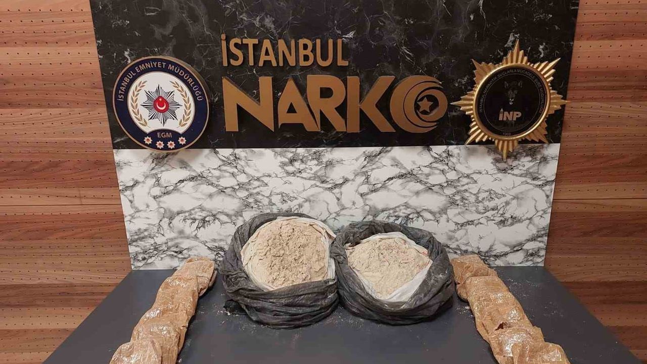 Fatih'te planlı operasyon: evde 14 kilo 346,56 gram eroin ve 2 şüpheli gözaltında
