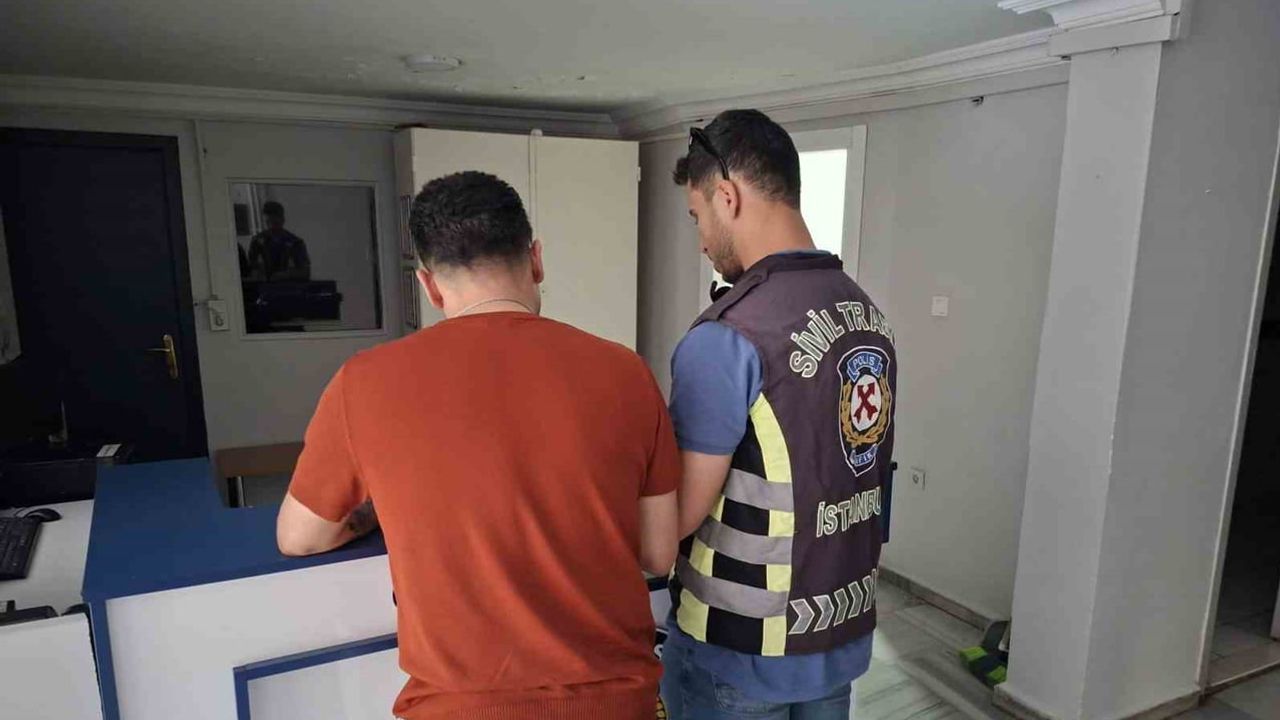 Fatih'te trafikteki tartışma kavgaya dönüştü: motosikletli kuryeye tokat anı