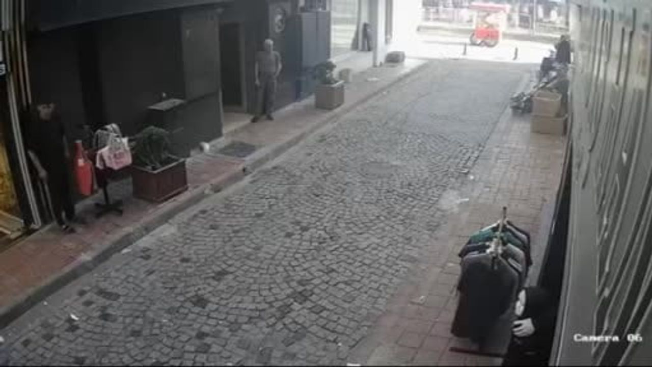 Fatih'te tramvay hırsızını süpürgeyle durdurma girişimi kamerada