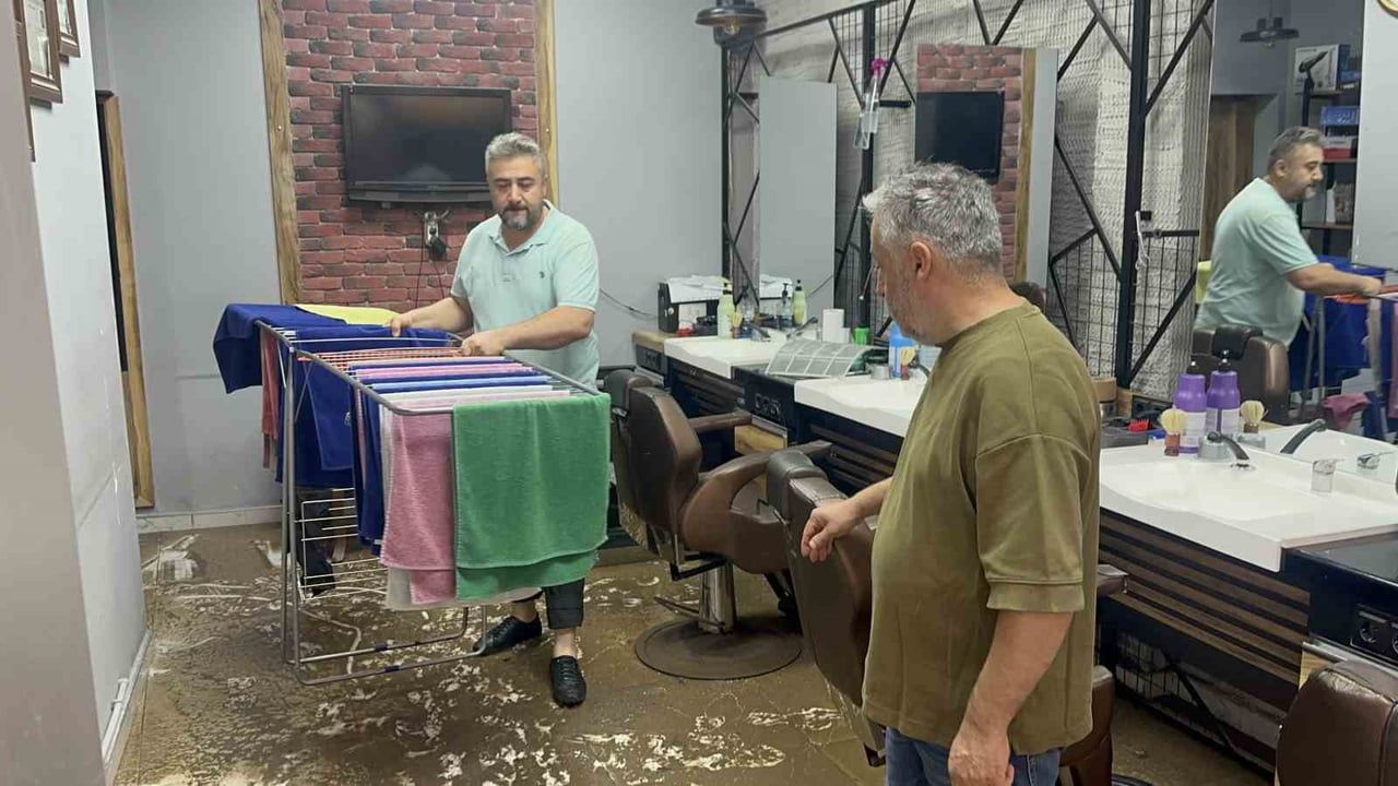 Fatsa'da gece bastıran sağanak sokakları ve iş yerlerini suyla kapladı