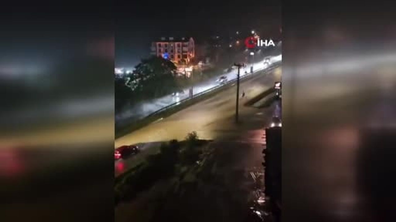 Fatsa'da kısa süren sağanak cadde ve sokakları su altında bıraktı